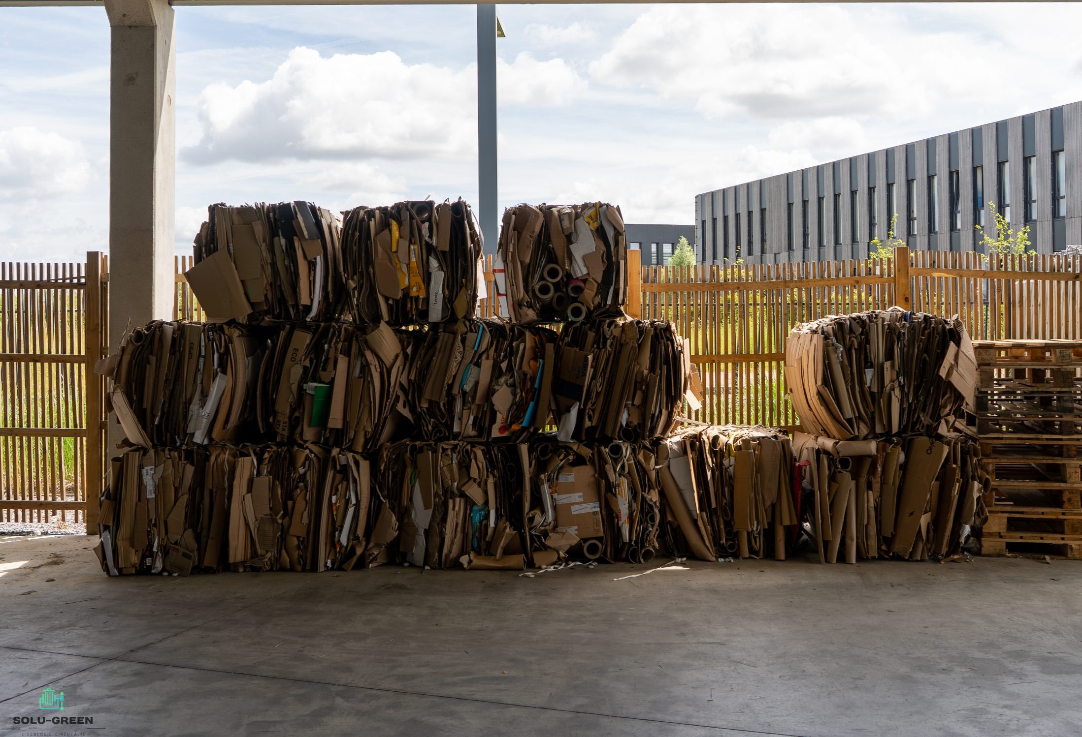 Compactage carton avec une presse à balles SOLU-GREEN