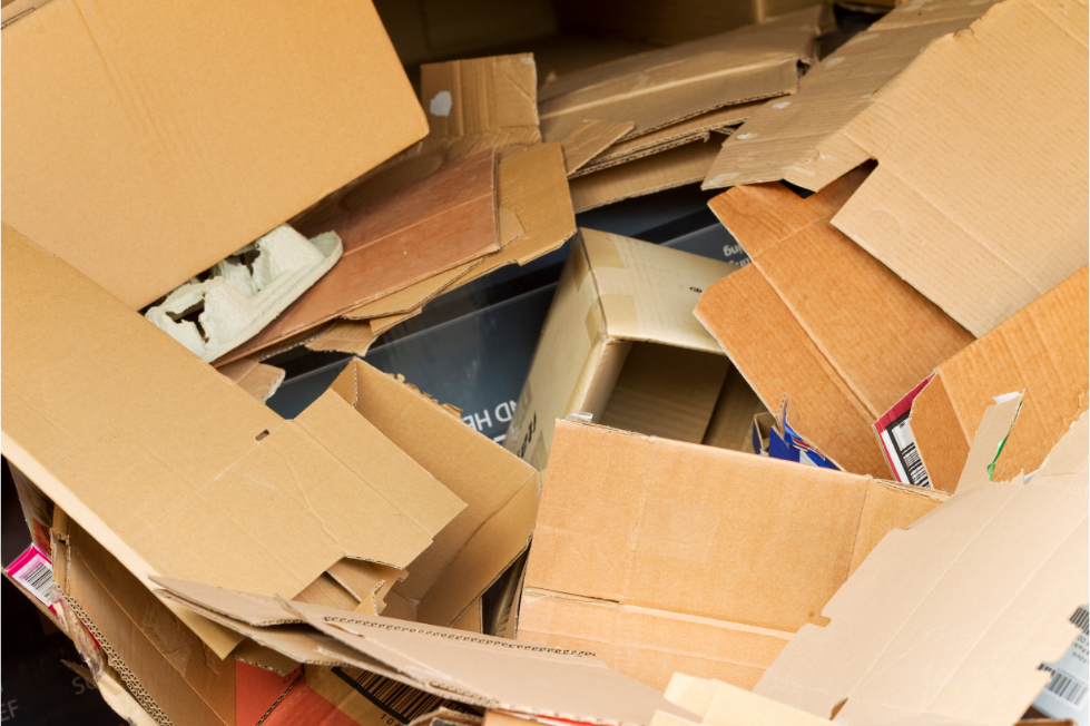 tas de cartons usagés