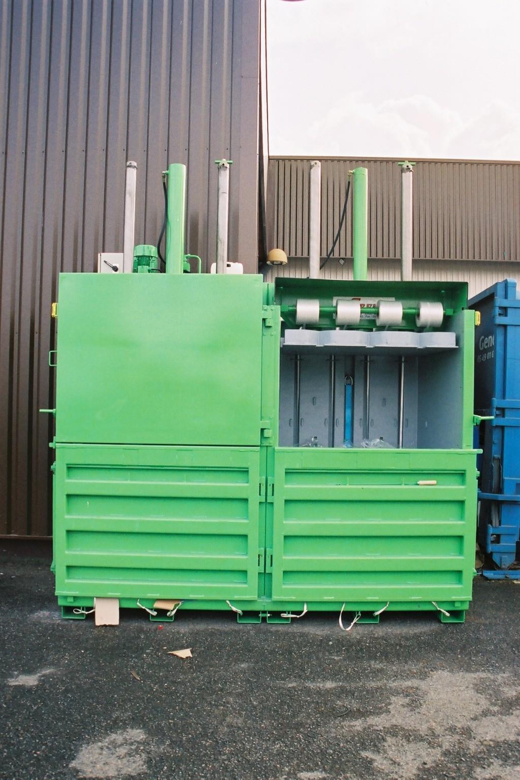 Presse à balles verticale verte - SOLU-GREEN